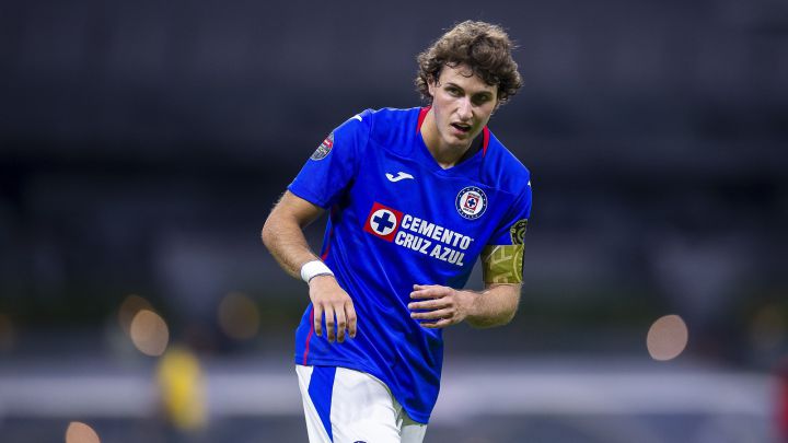 Santiago Giménez en un partido con Cruz Azul