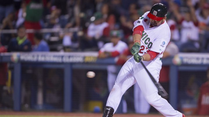 Adrián Gonzlález en un partido con México