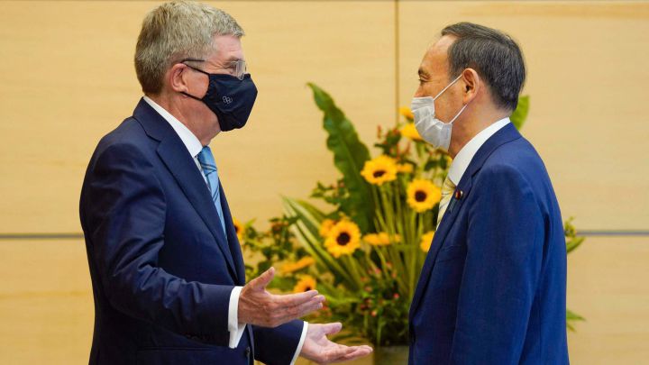 El presidente del COI Thomas Bach habla con el primer ministro japonés Yoshihide Suga durante una visita previa a los Juegos Olímpicos de Tokio 2020.