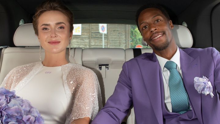 Elina Svitolina y Gael Monfils posan en el coche de novios tras contraer matrimonio,