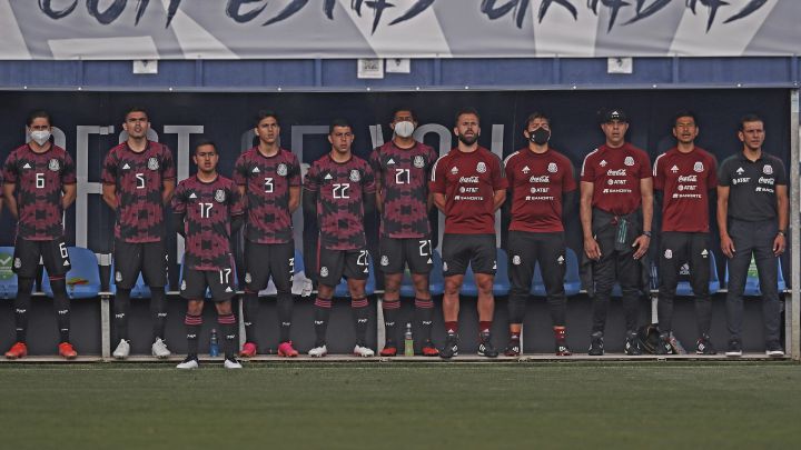 Cuerpo técnico del Tri y jugadores cantan el Himno Nacional Mexicano