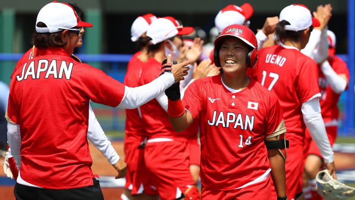 Las jugadoras de Japón, durante su partido de sóftbol ante Australia en los Juegos Olímpicos de Tokio 2020.