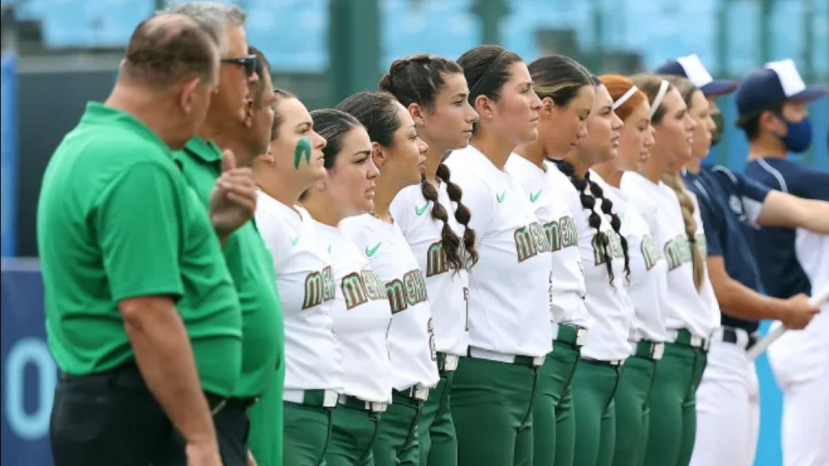 Jugadoras de Softbol durante el partido contra Japón