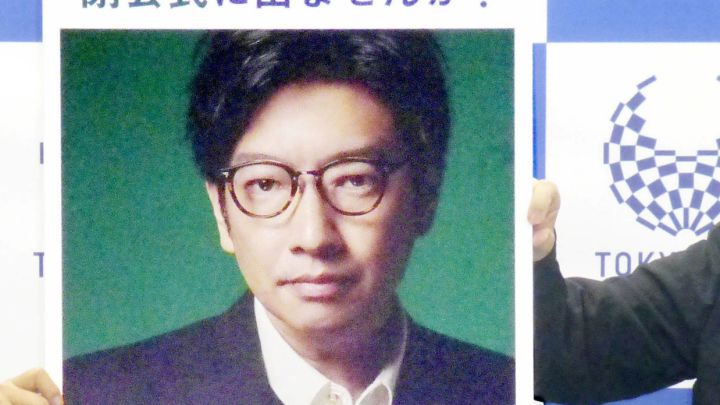 Hiroshi Sasaki muestra un retrato de Kentaro Kobayashi, que ha dimitido a escasas horas de la ceremonia de inauguración de los Juegos de Tokio.