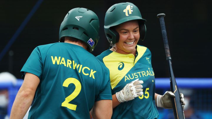 Taylah Tsitsikronis y Clare Warwick, durante el partido de sóftbol entre Australia y Estados Unidos.