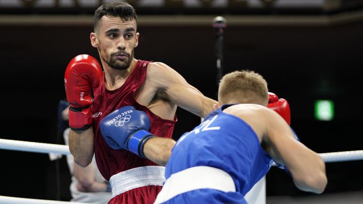 Jose Quiles Brotons (rojo), ante el irlandés Kurt Anthony Walker durante el combate de primera ronda que apeó al español de los Juegos de Tokio 2020.