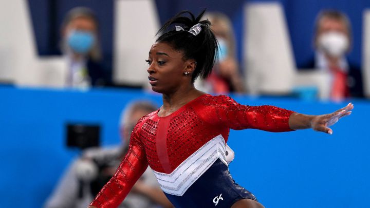 Simone Biles compite en los Juegos Olímpicos de Tokio 2020