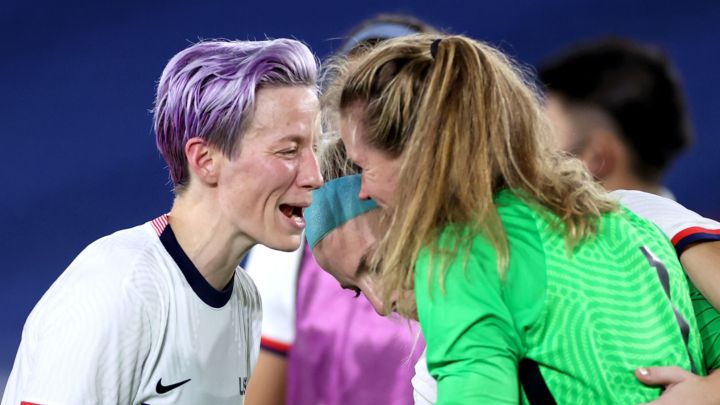 Megan Rapinoe y Alyssa Naeher celebran el pase de USWNT a las semifinales de Tokio 2020.