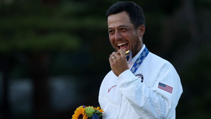 Xander Schauffele en la ceremonia de premiación en Tokyo 2020.