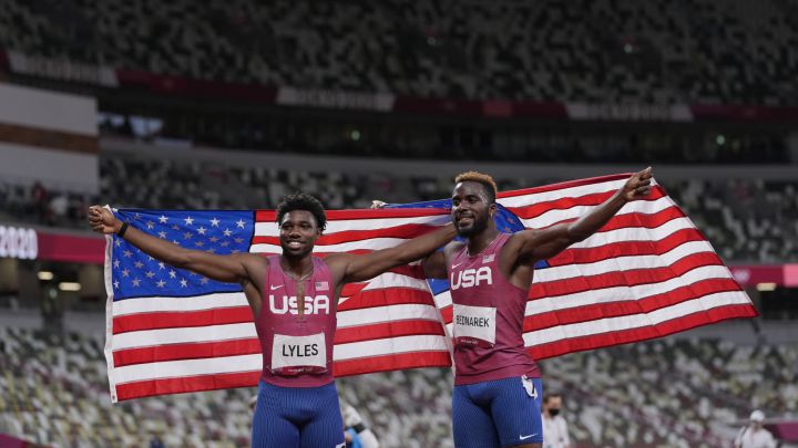 Kenneth Bednarek y Noah Lyles celebran sus preseas obtenidas en los 200 metros planos en el Estadio Olímpico.