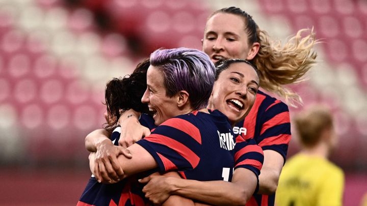 Carli Lloyd es celebrada por Megan Rapinoe, Christen Press y otras en uno de sus goles para ganar la medalla de bronce para USWNT en Tokio 2020.