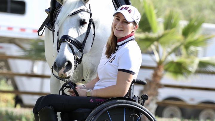 Beatrice, junto a su caballo.