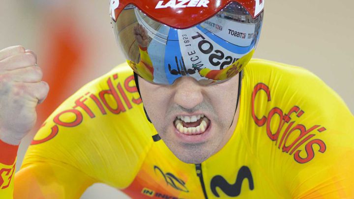 Alfonso Cabello celebra la medalla de oro en los Mundiales de Paraciclismo en Pista de Canadá 2020.