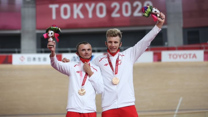 Marcin Polak con el piloto Michal Ladosz alzando la medalla de bronce de los 4000m individuales de persecución en Tokio 2020.