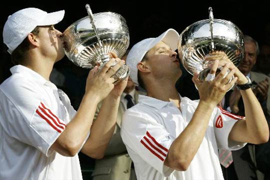 Los hermanos Bob y Mike Bryan, campeones de dobles de Wimbledon