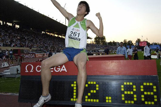 El chino Liu Xiang bate el récord del mundo de 110 vallas en la reunión de Lausana