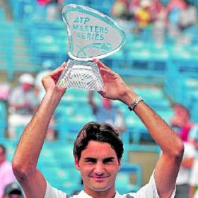 Federer arrolla a Blake y gana su título número 50 Federer arrolla a Blake y gana su título número 50
