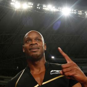 Powell gana los cien metros y Liu Xiang se luce en casa Powell gana los cien metros y Liu Xiang se luce en casa
