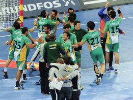 Brasil cumple sin brillo y se clasifica como tercera de grupo Brasil cumple sin brillo y se clasifica como tercera de grupo