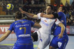 El Ademar pone un pie en los octavos con una victoria agónica El Ademar pone un pie en los octavos con una victoria agónica