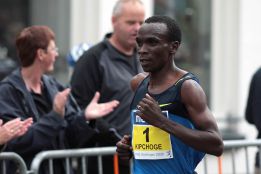El campeón keniano Kipchoge y la etíope Baysa, favoritos El campeón keniano Kipchoge y la etíope Baysa, favoritos