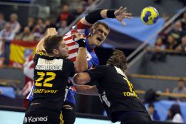 El Atlético gana al Savehof y el genio Balic recupera la magia El Atlético gana al Savehof y el genio Balic recupera la magia