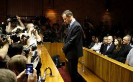 El juez impone a Oscar Pistorius una fianza de 85.000 euros El juez impone a Oscar Pistorius una fianza de 85.000 euros
