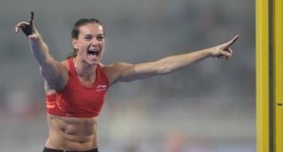 Yelena Isinbayeva vence en Shanghai en su reaparición