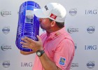 Graeme McDowell vence a Jaidee en la final del Mundial