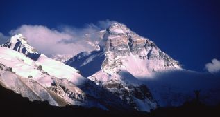 Mueren dos escaladores cuando descendían del Everest