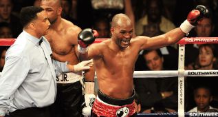 Hopkins, de 48 años, no se retira y expondrá su título mundial