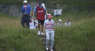 Mickelson se coloca en la cima y Sergio se salva del desastre