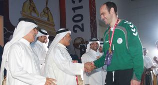 Joseja Hombrados le da la Copa del Emir al Al-Sadd de Raúl