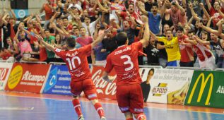 Álex y Miguelín guían a un ElPozo que iguala la final