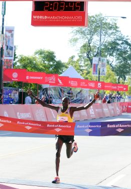 Victoria del keniano Kimetto, a 22 segundos del récord mundial