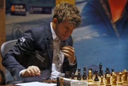 Carlsen vuelve a ganar y pone a Anand al borde del precipicio