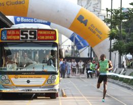 Bolt venció a un autobús por las calles de Buenos Aires