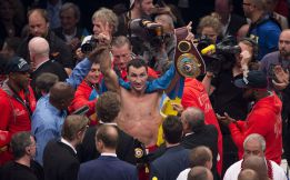 Klitschko gana por KO técnico en el quinto asalto a Leapai