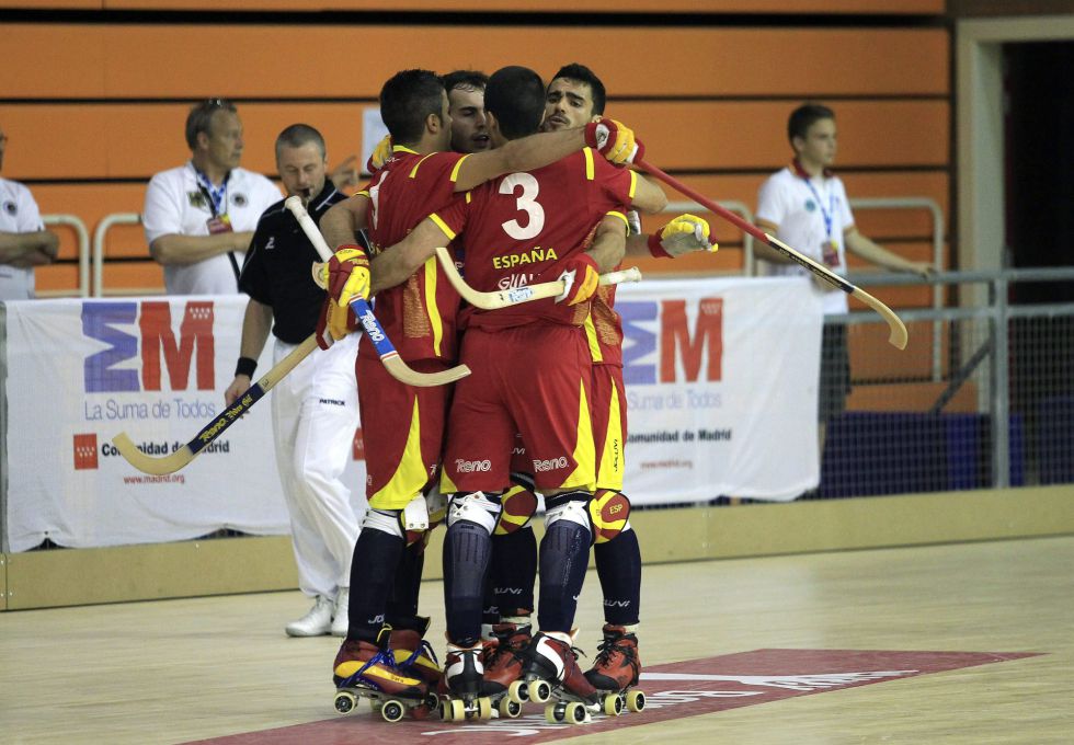 España golea a una débil Alemania en su debut