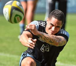 Aaron Smith pasa el balón durante un entrenamiento de la selección de Nueva Zelanda en Sydney, Australia.