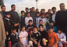 Amir Khan clama contra los talibanes y ayuda en Peshawar