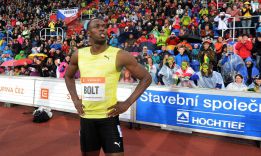 Usain Bolt progresa y marca 20.13 entre la lluvia y el frío