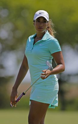 Cheyenne Woods deslumbra mientras su tío Tiger sufre