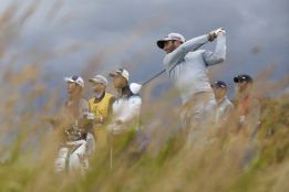 Dustin Johnson se defiende con frío, viento, lluvia y penumbra