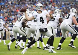 Raiders vence a Titans en un partido pasado por agua