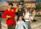 El campeón de los pesos pesados de la UFC con sus princesas en Orlando