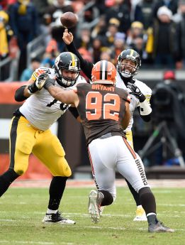 Alejandro Villanueva protege a Ben Roethlisberger durante el partido contra los Browns en que los Steelers firmaron la clasificación para los playoffs de la NFL