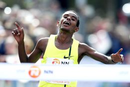 El etíope Abera gana una maratón fantástica en Dubai