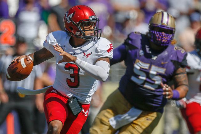 El universitario Vernon Adams se posiciona para la NFL