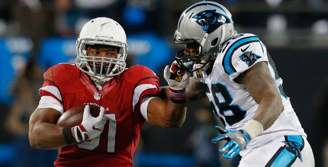 Thomas Davis detiene a David Johnson en una jugada de la final de conferencia nacional entre Panthers y Cardinals